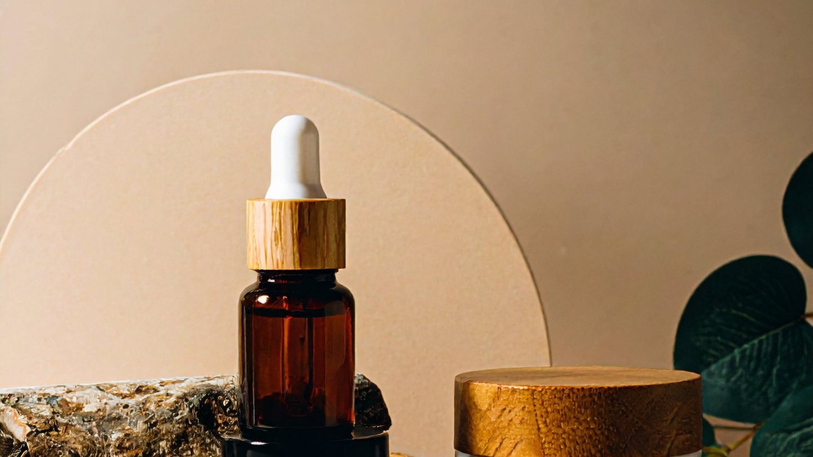 ORA Skincare — Marque fictive de cosmétiques naturels haut de gamme : logo, charte et page d’accueil.
